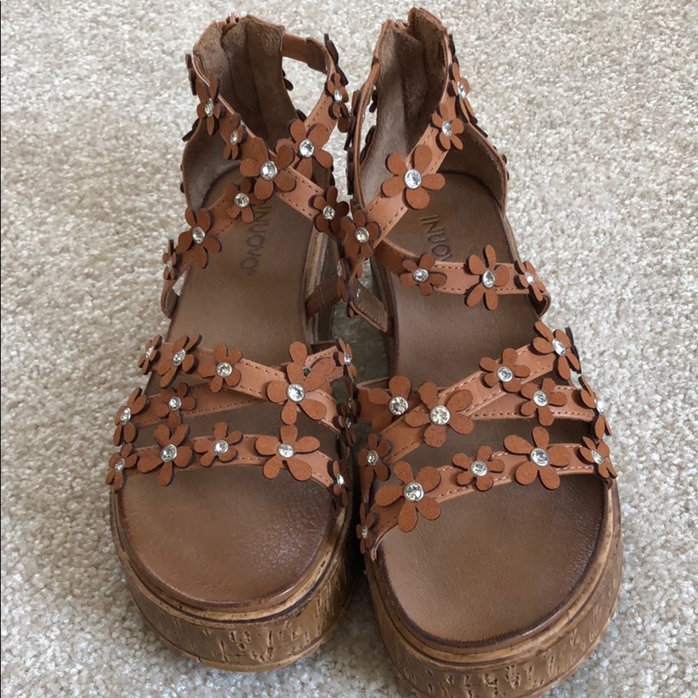 Inuovo Flower Embroidered Sandals